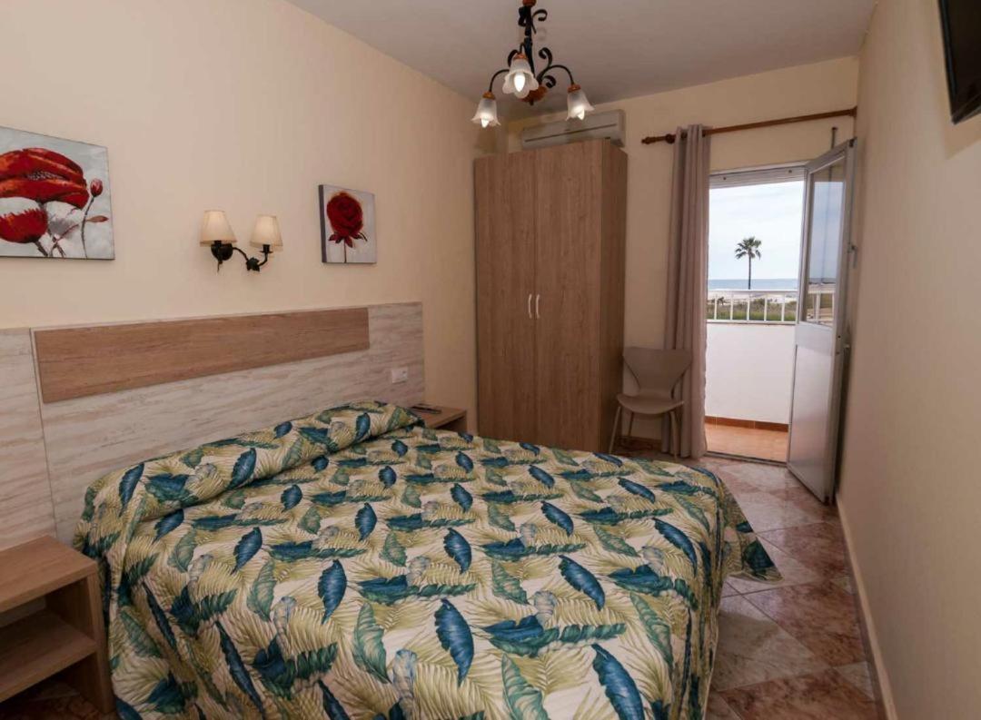 Hostal Sonrisa Del Mar โกนิล เด ลาฟรอนเตรา ภายนอก รูปภาพ