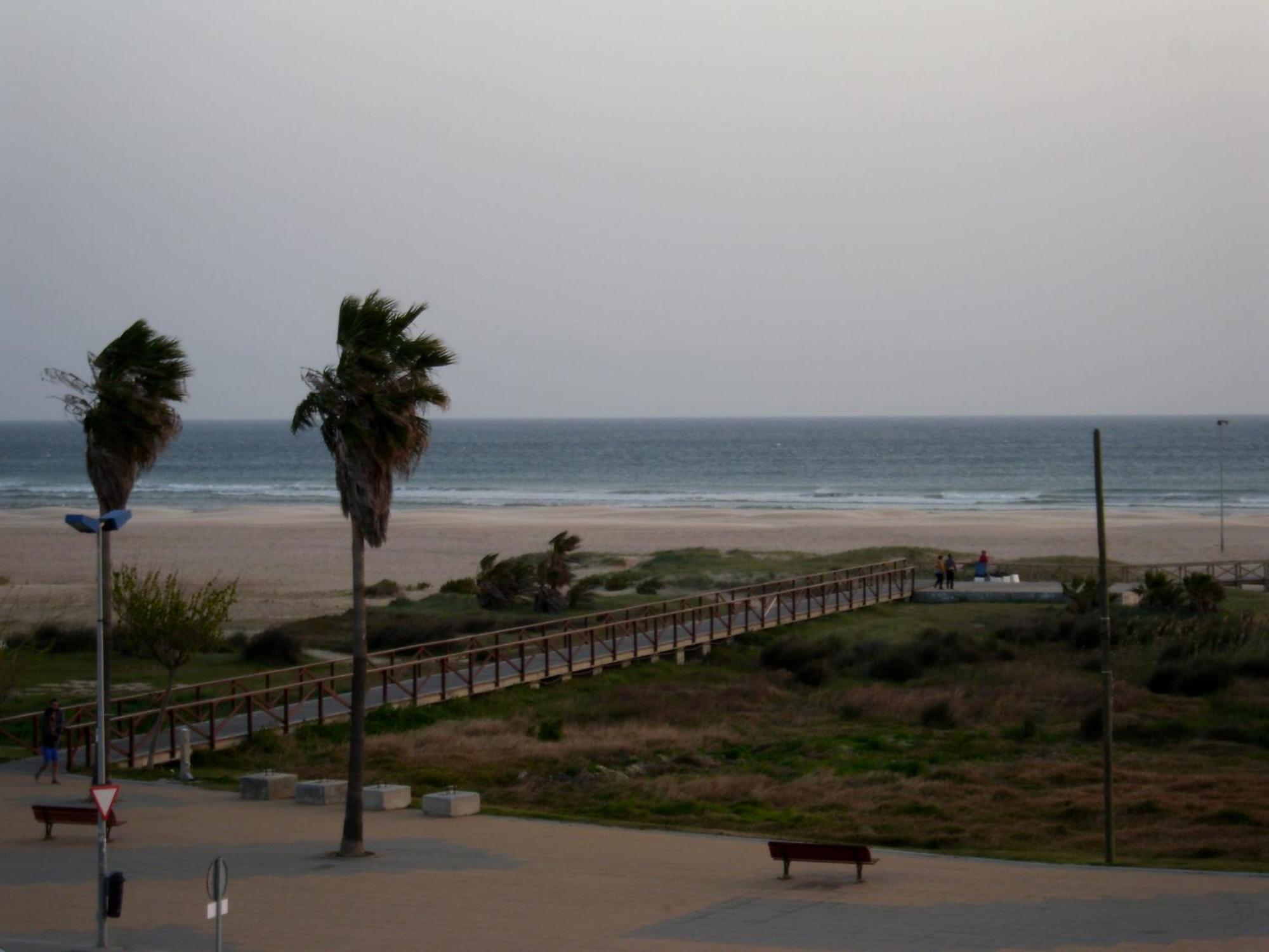 Hostal Sonrisa Del Mar โกนิล เด ลาฟรอนเตรา ภายนอก รูปภาพ