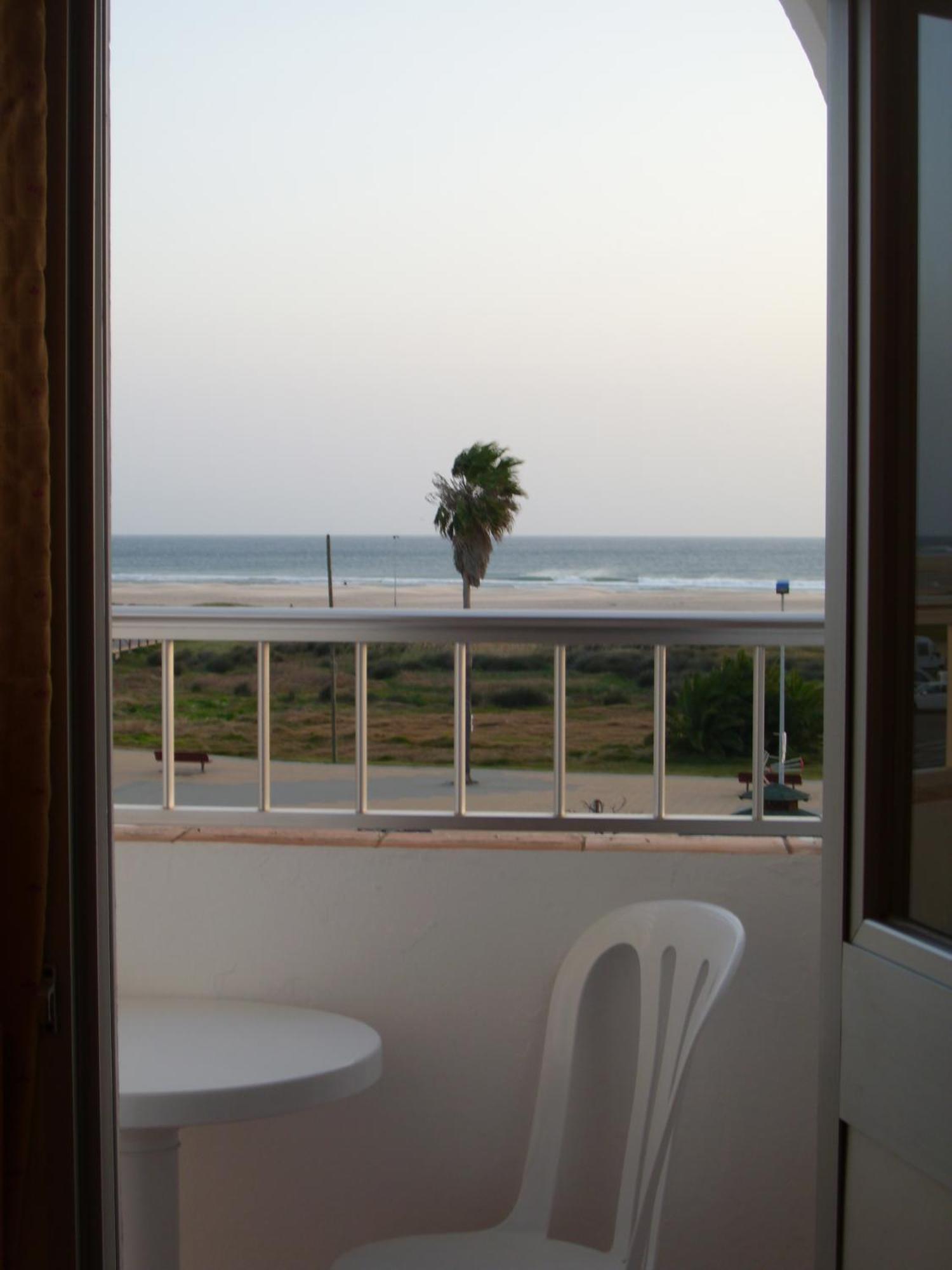 Hostal Sonrisa Del Mar โกนิล เด ลาฟรอนเตรา ภายนอก รูปภาพ